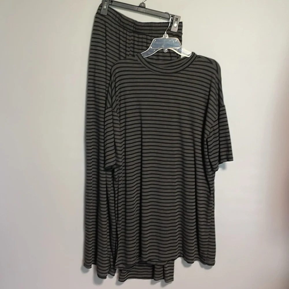 Dressed in LALA Black Striped Wide Leg Pants Set - Picture 3 of 10